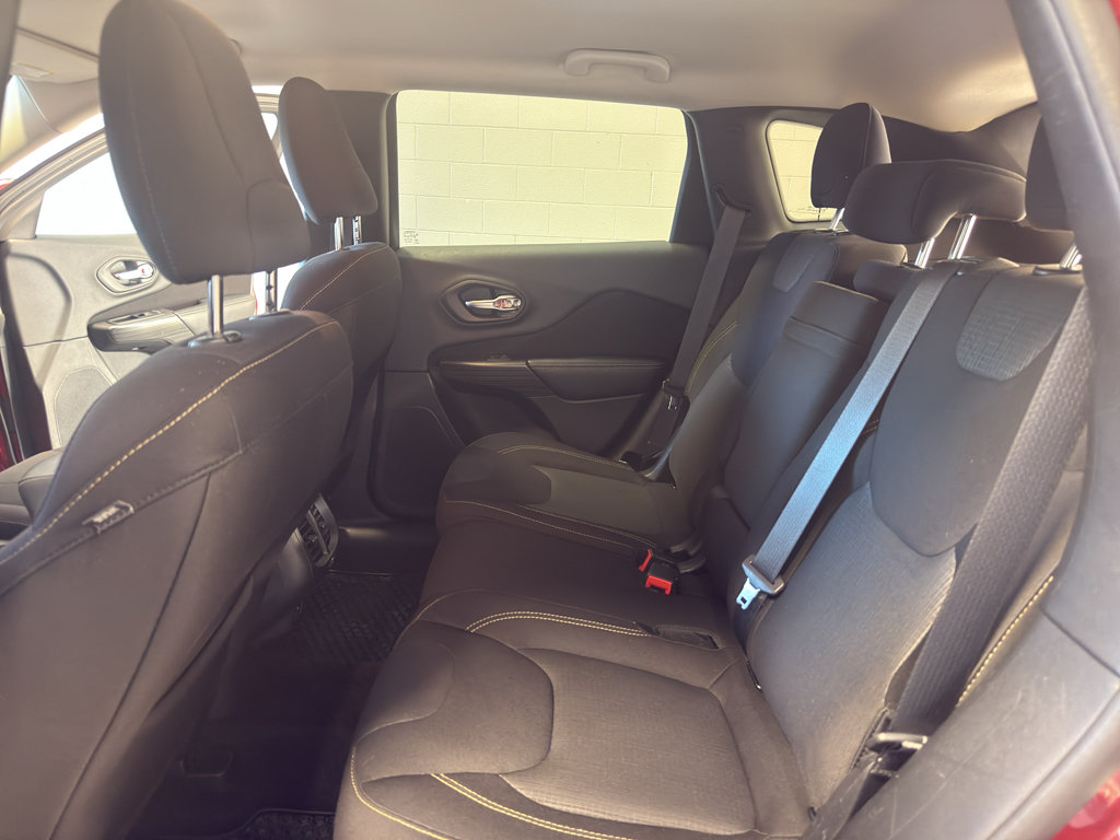 Used 2016 Jeep Cherokee Latitude w/ Cold Weather Group AWD/4WD image 28
