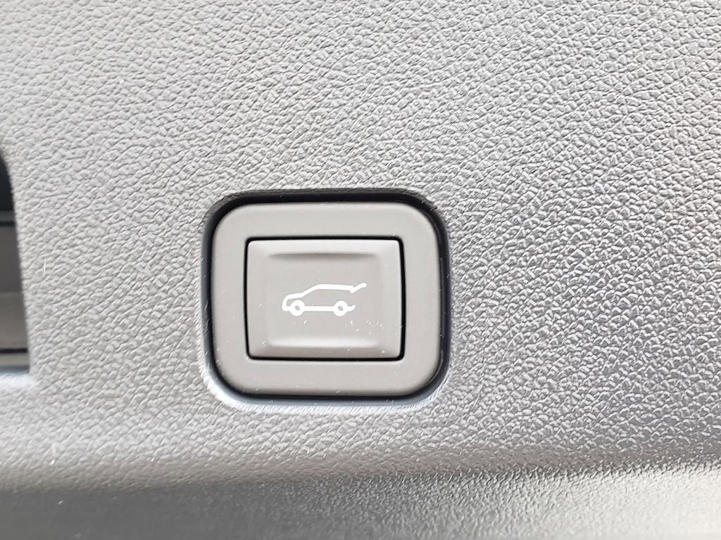 New 2026 Chevrolet Traverse High Country w/ LPO, Floor Liner Package image 8