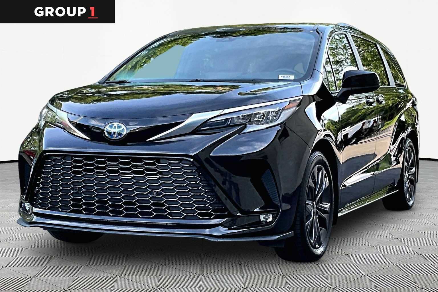 Certified 2024 Toyota Sienna XSE FWD image 1