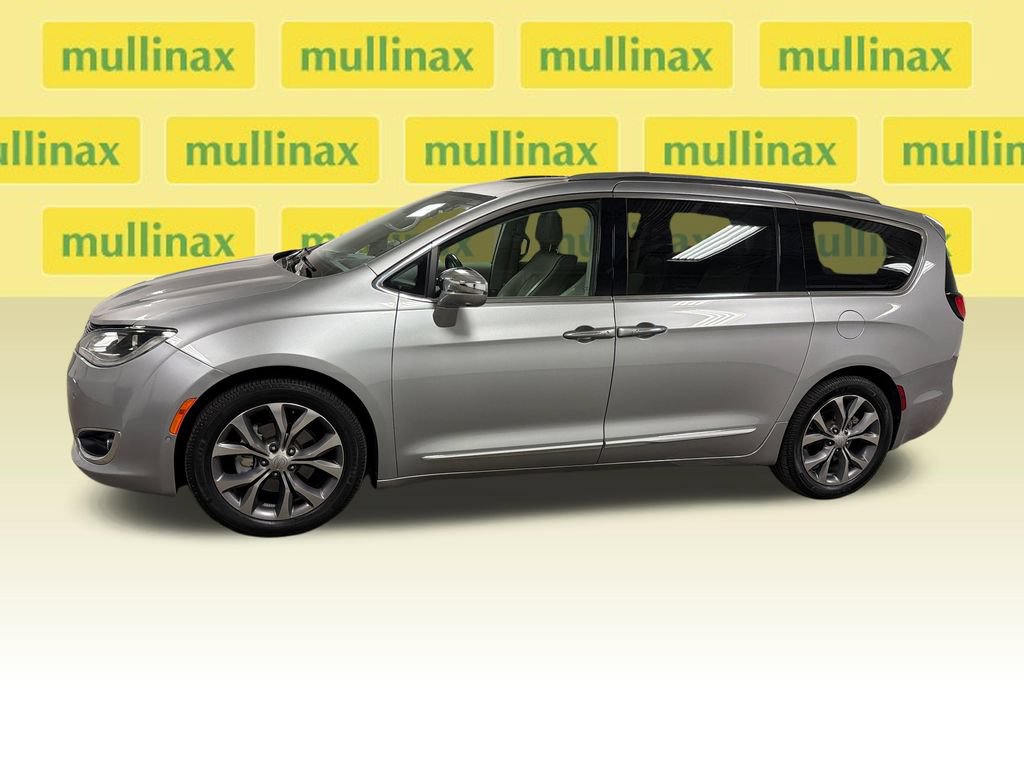 Used 2019 Chrysler Pacifica Limited w/ Tire & Wheel Group FWD image 9