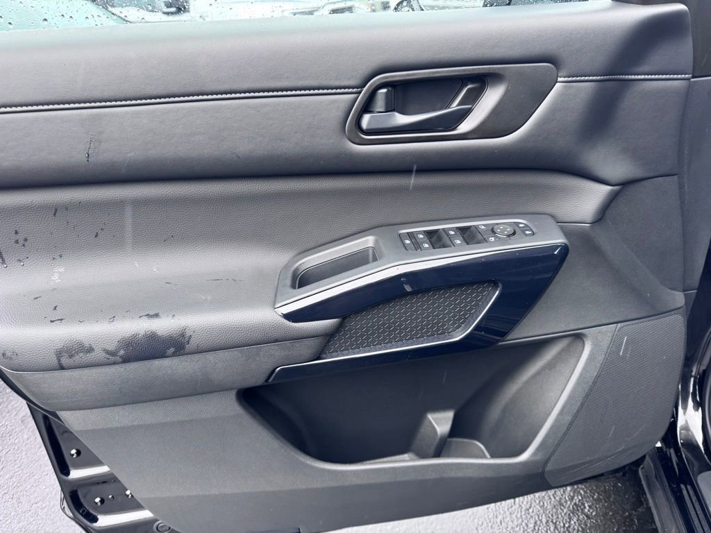 Used 2025 Nissan Pathfinder S image 22