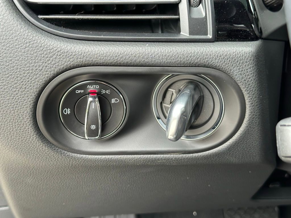 Certified 2025 Porsche Macan Turbo image 34