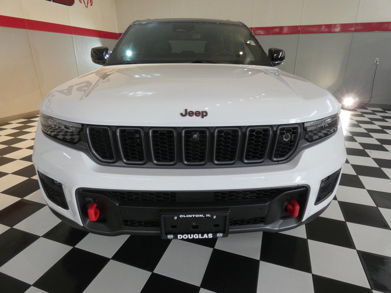 Used 2022 Jeep Grand Cherokee Trailhawk w/ Advanced Protech Group II AWD/4WD image 2