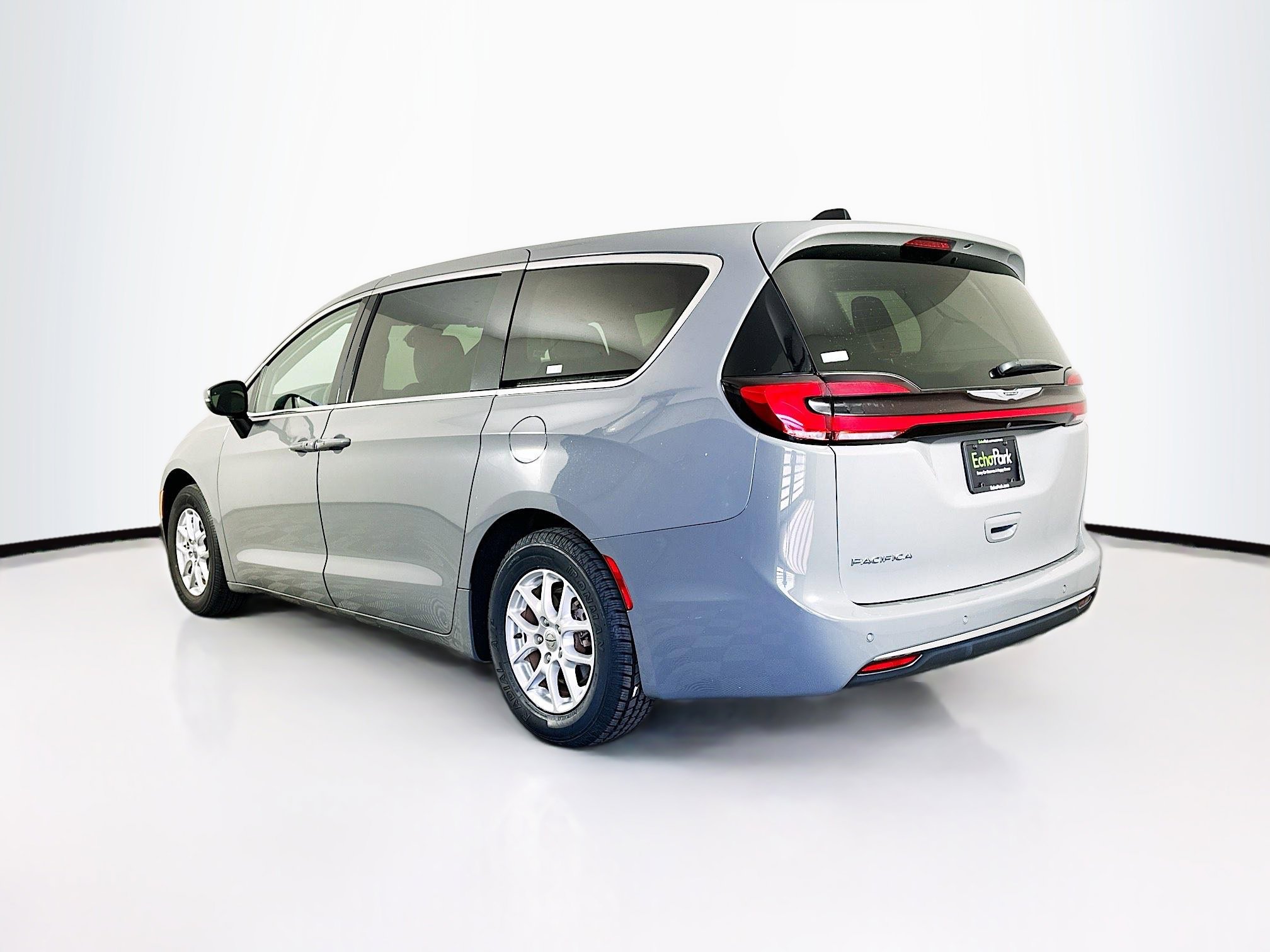 Used 2023 Chrysler Pacifica Touring-L image 5