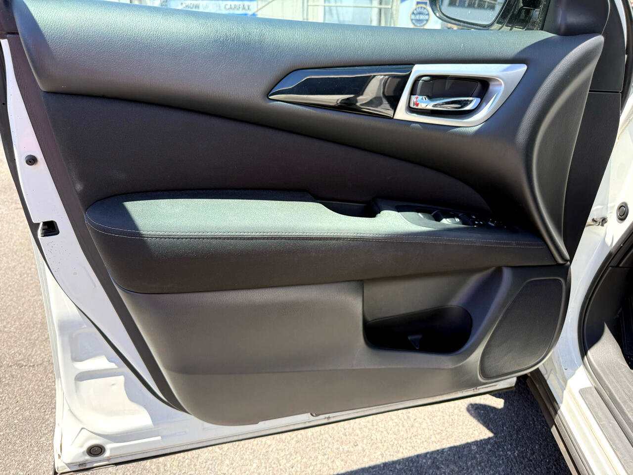 Used 2017 Nissan Pathfinder SV image 6