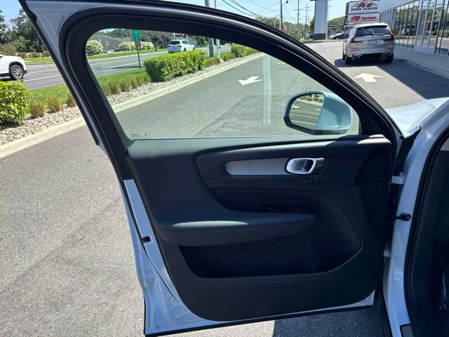 Certified 2025 Volvo XC40 B5 Core AWD/4WD image 19