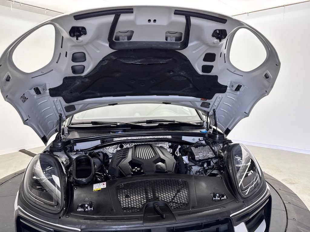 Certified 2023 Porsche Macan AWD/4WD image 13