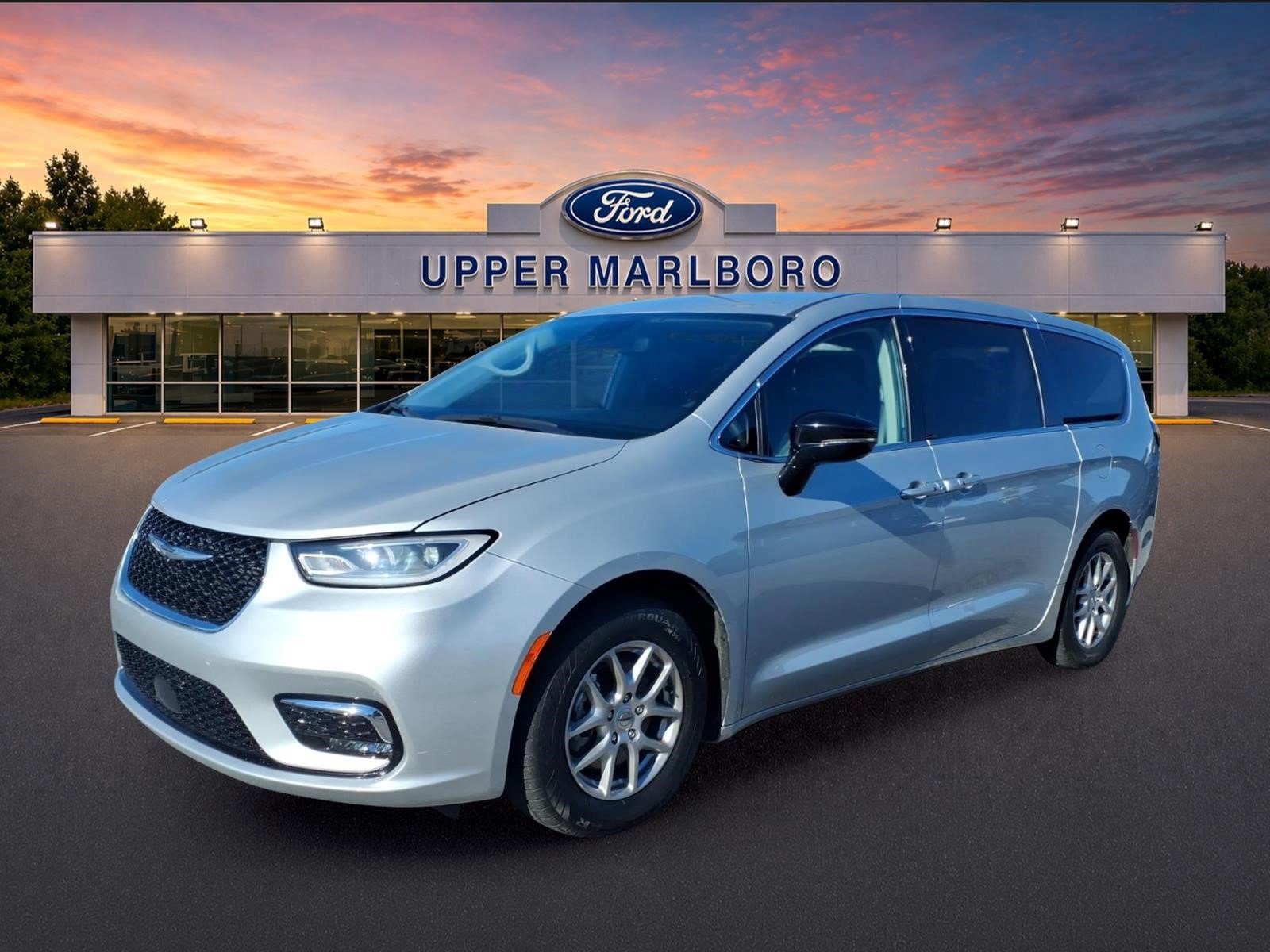 Used 2024 Chrysler Pacifica Touring-L FWD image 4