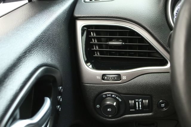 Used 2022 Jeep Cherokee Limited AWD/4WD image 18