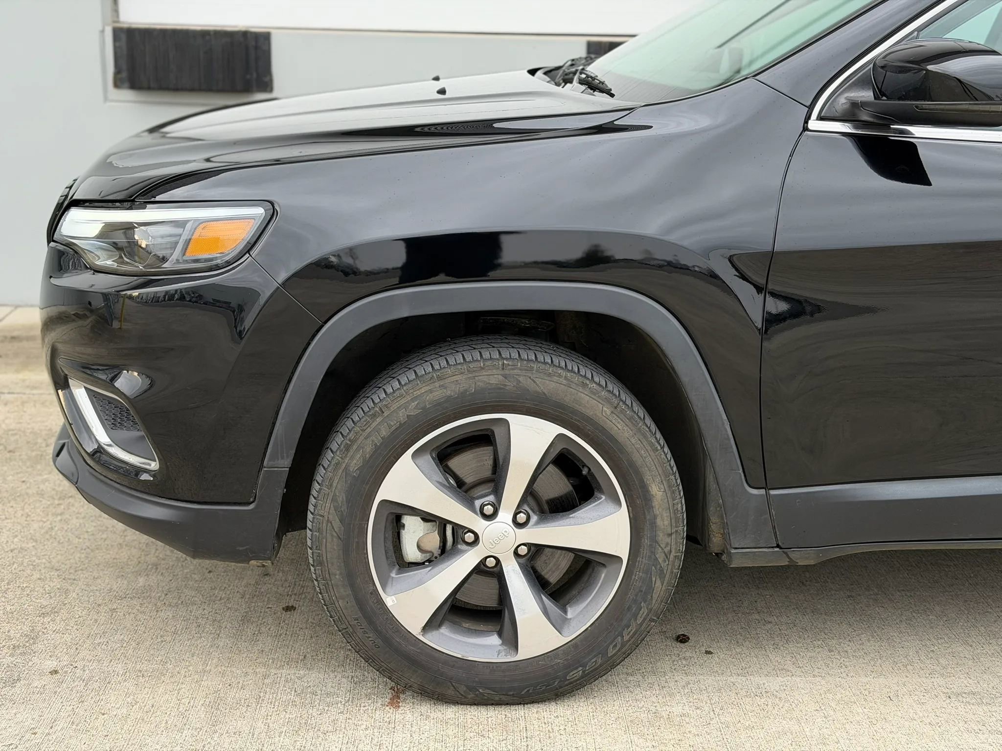 Used 2019 Jeep Cherokee Limited image 29