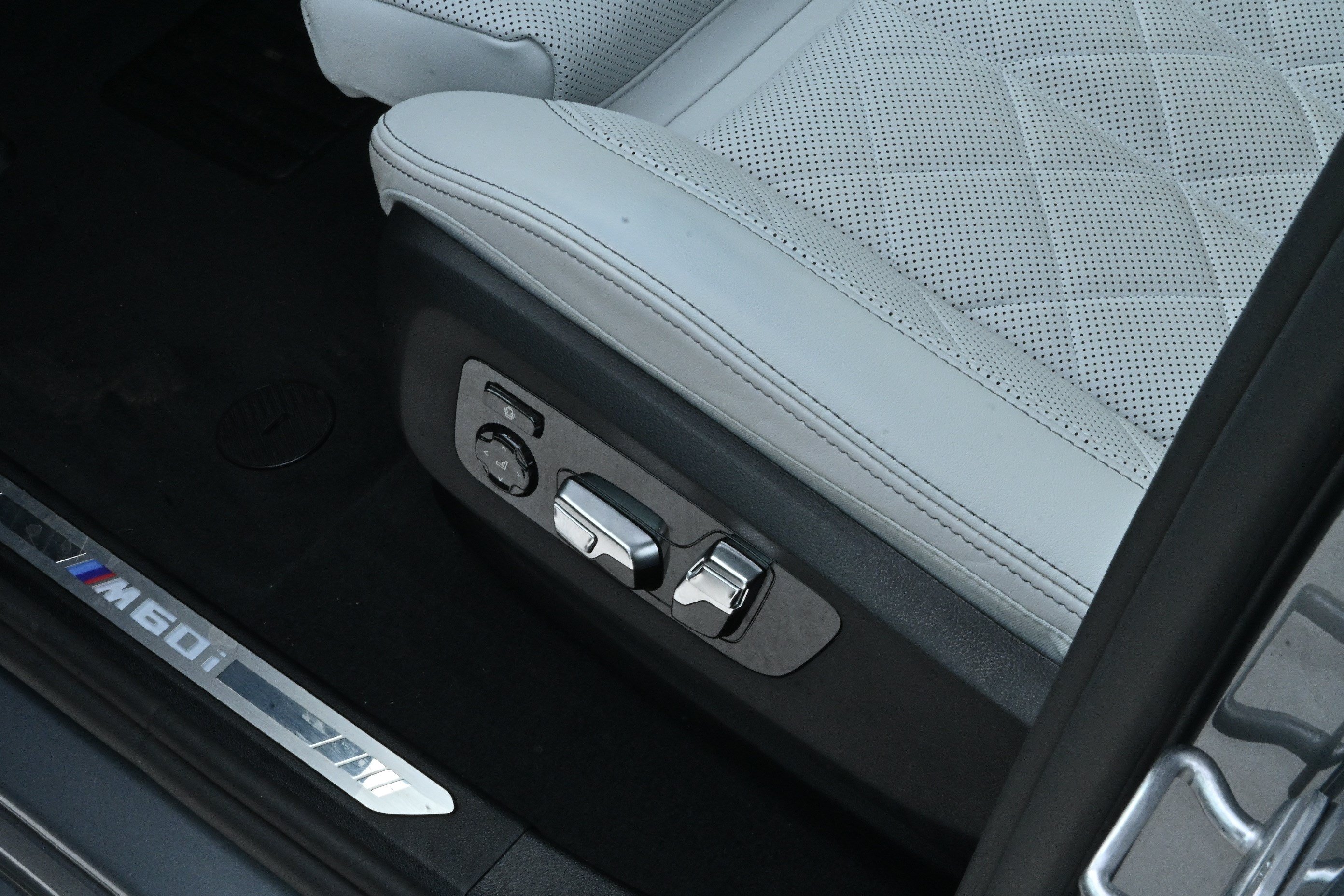 Certified 2026 BMW X6 M60i AWD/4WD image 31