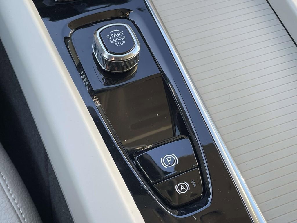 Used 2023 Volvo XC60 B5 Core image 21