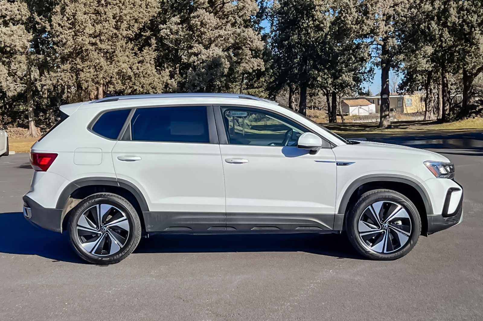 Used 2024 Volkswagen Taos SE image 3