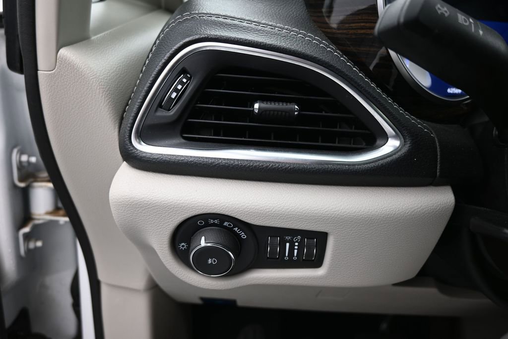 Used 2023 Chrysler Pacifica Limited FWD image 27