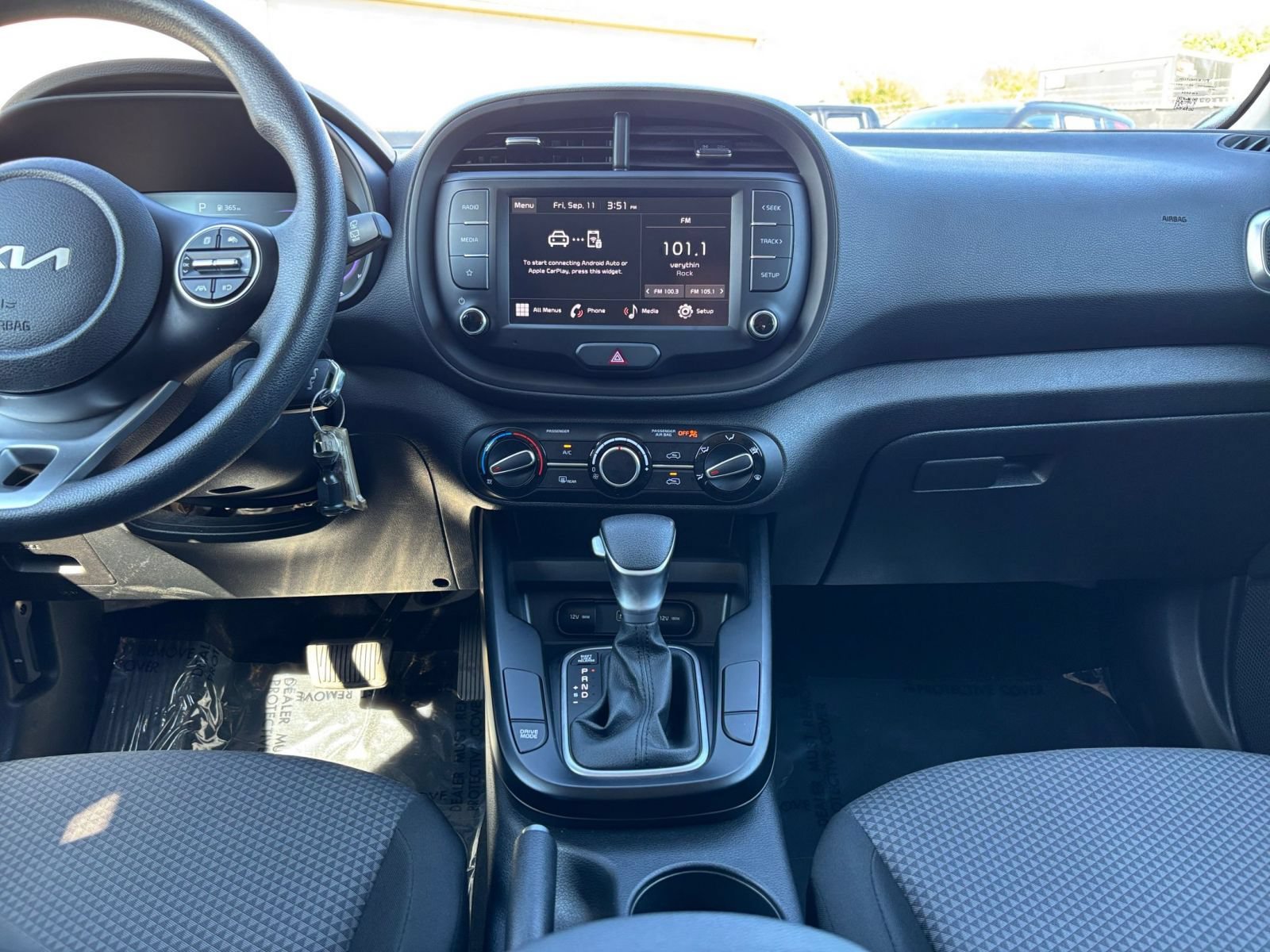 Used 2025 Kia Soul LX w/ LX Technology Package FWD image 16