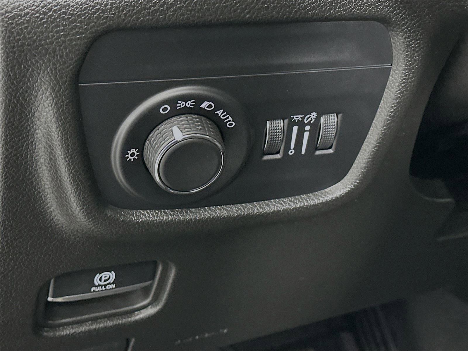 Used 2023 Jeep Grand Cherokee Laredo w/ Luxury Tech Group I image 14