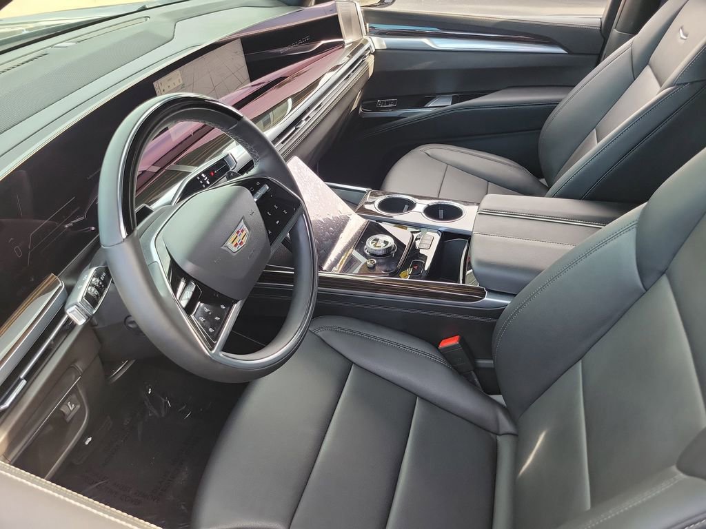 Used 2025 Cadillac Escalade ESV Luxury RWD image 3