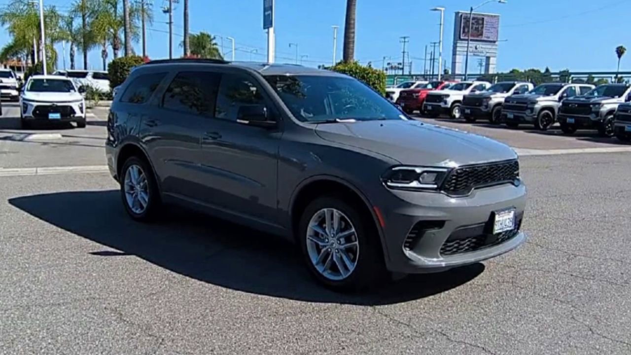 Used 2025 Dodge Durango GT AWD/4WD image 2