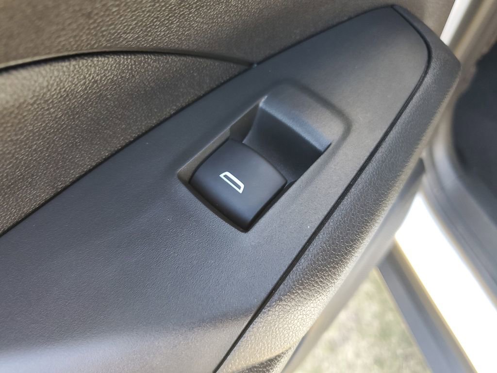 Used 2025 Chevrolet Trax LT FWD image 17