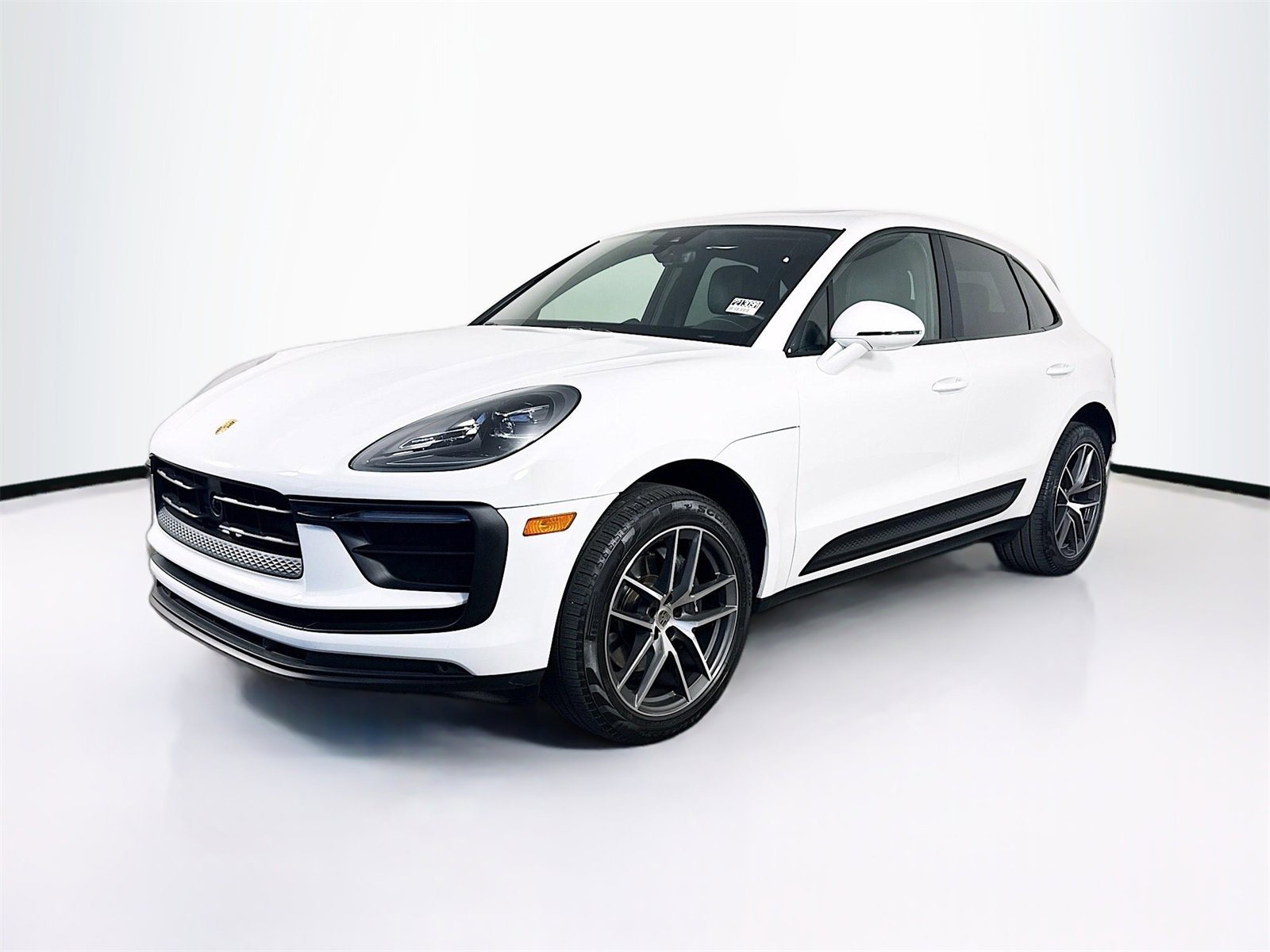Certified 2024 Porsche Macan image 1