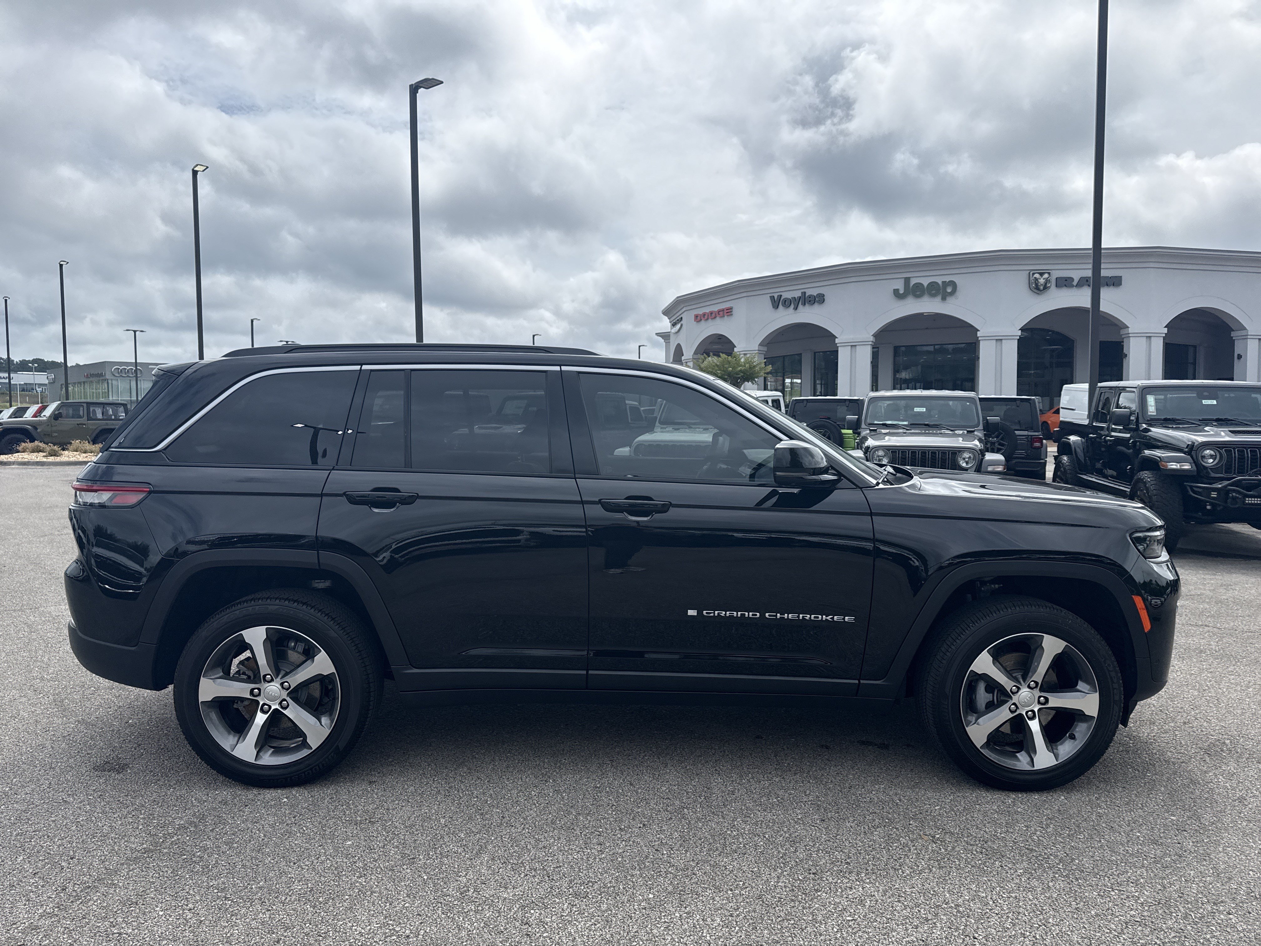 New 2026 Jeep Grand Cherokee Limited w/ Luxury Tech Group II RWD image 8