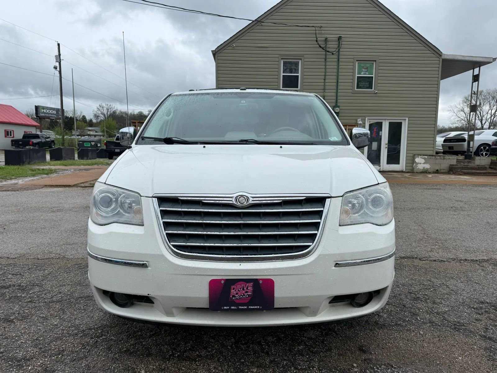 Used 2009 Chrysler Town & Country Limited w/ Entertainment Group #3 image 2