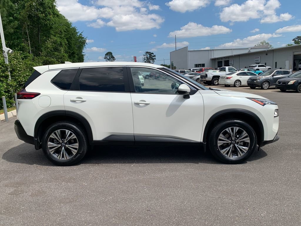 Used 2022 Nissan Rogue SV FWD image 2