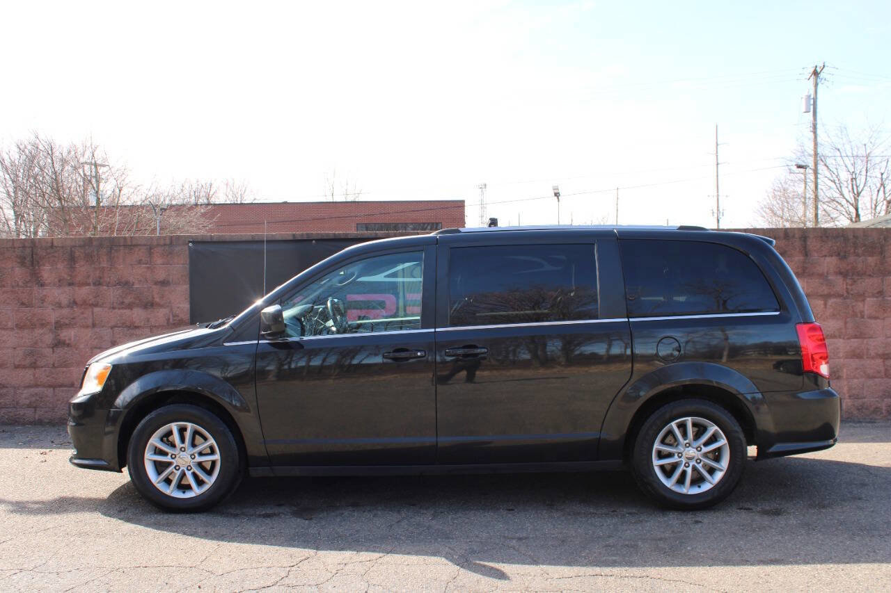 Used 2019 Dodge Grand Caravan SXT image 2