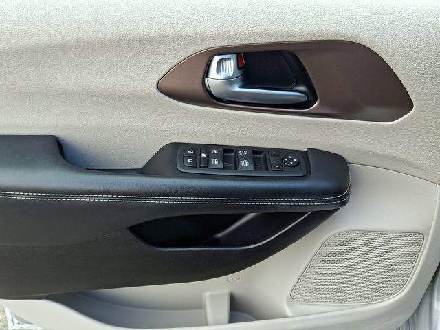 Used 2023 Chrysler Voyager LX image 14