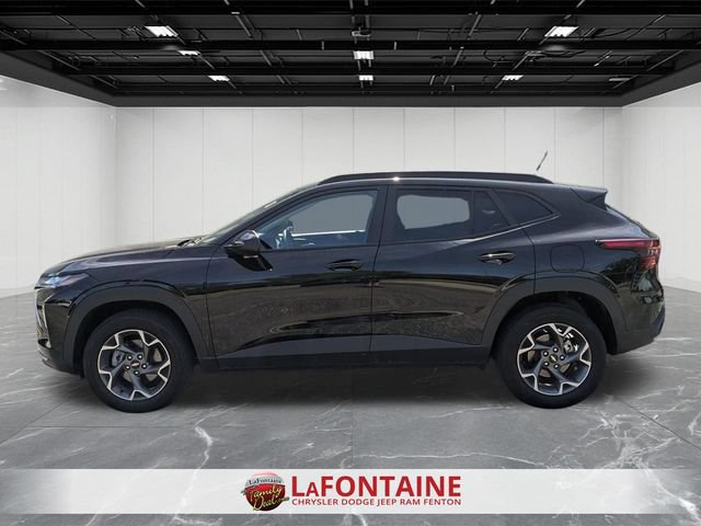 Used 2025 Chevrolet Trax LT FWD image 2