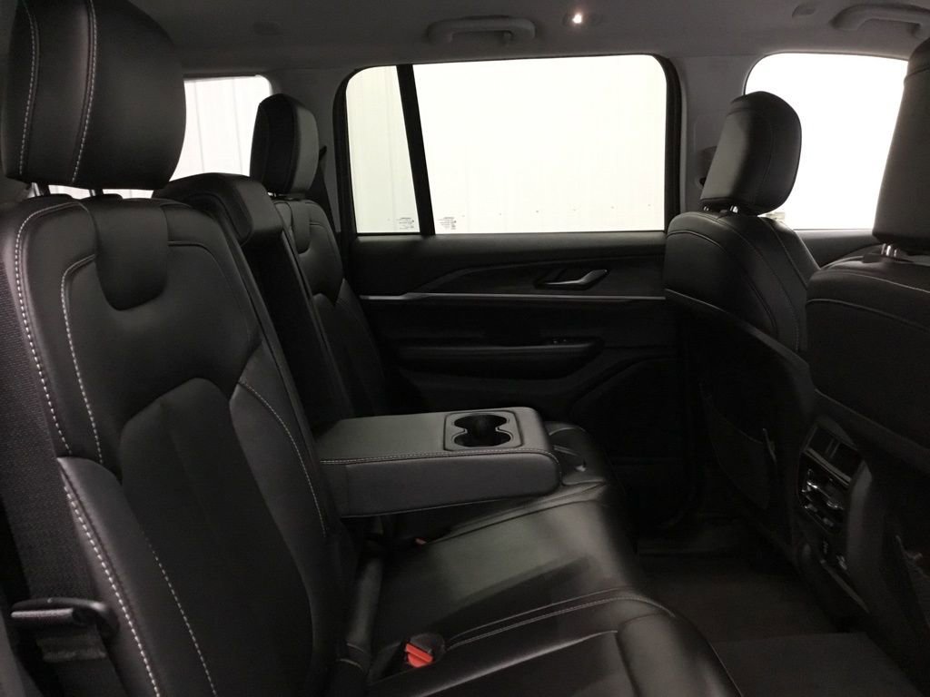 Used 2023 Jeep Grand Cherokee Limited image 17