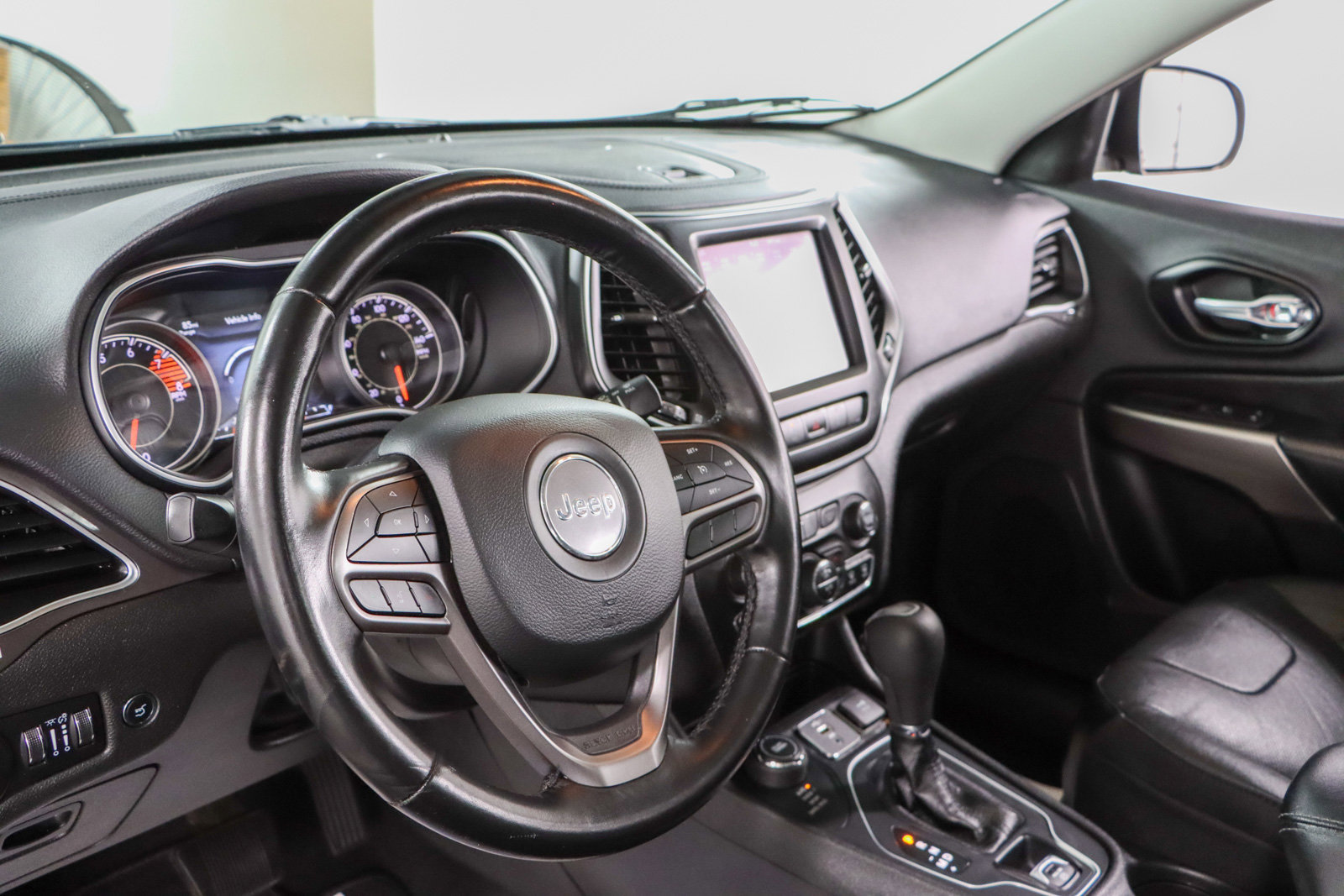 Used 2021 Jeep Cherokee Latitude Lux w/ Sun & Sound Group AWD/4WD image 23