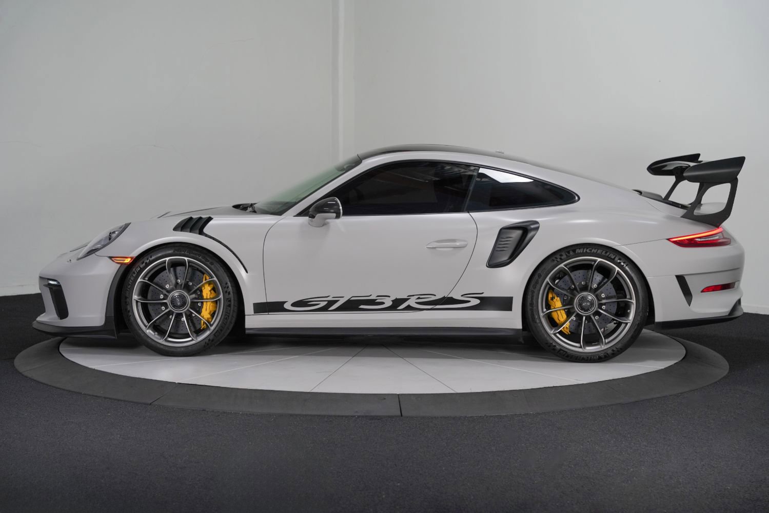 Used 2019 Porsche 911 GT3 RS RWD image 6