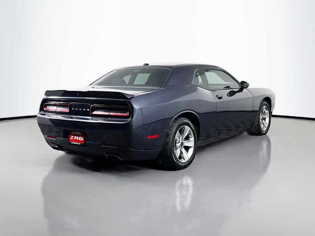 Used 2018 Dodge Challenger SXT image 5