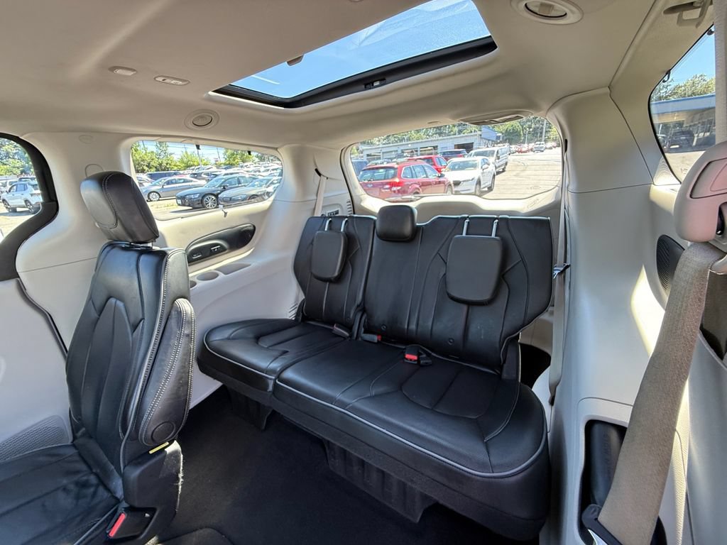 Used 2018 Chrysler Pacifica Limited w/ Tire & Wheel Group FWD image 28