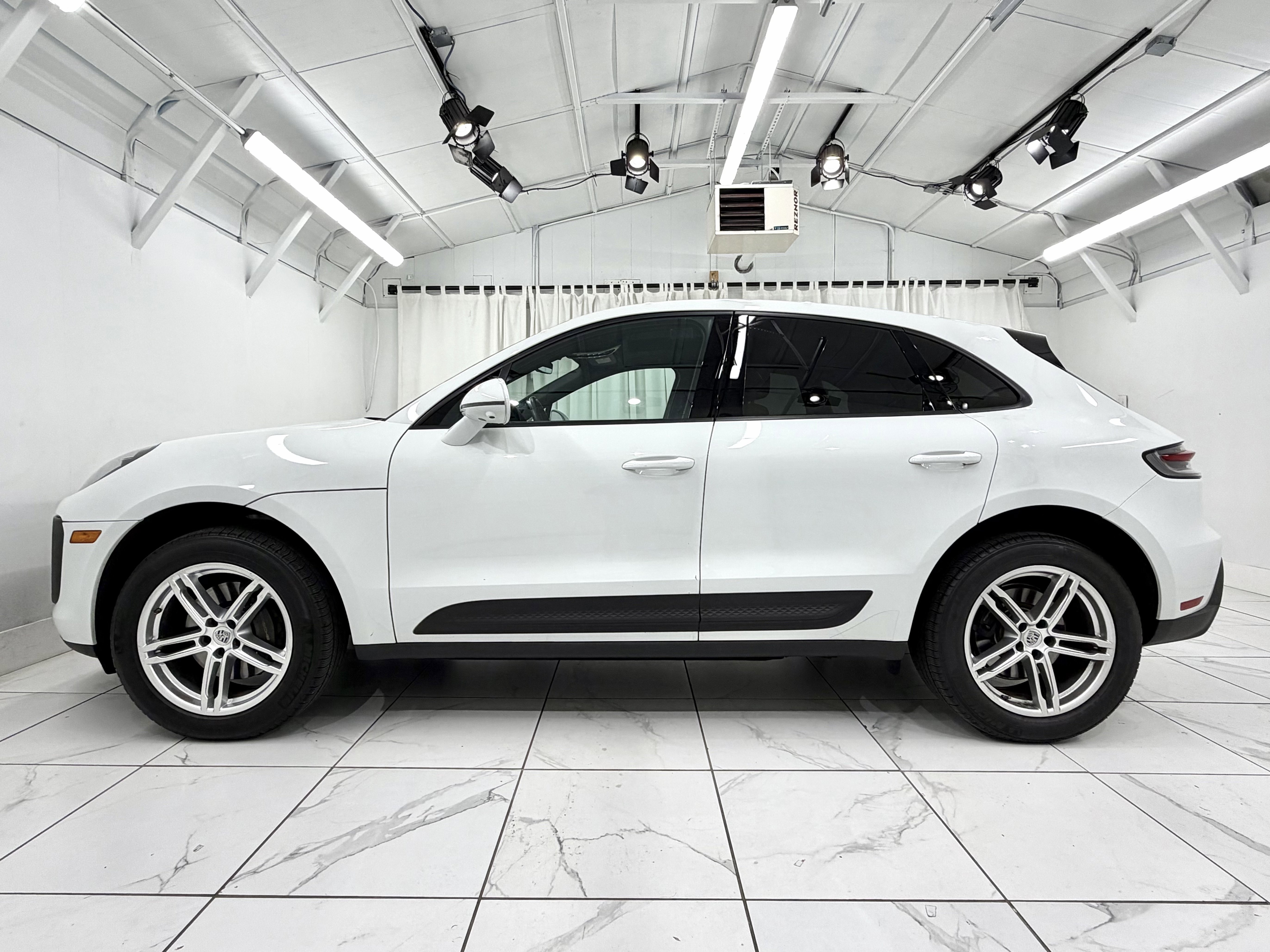 Certified 2025 Porsche Macan image 2