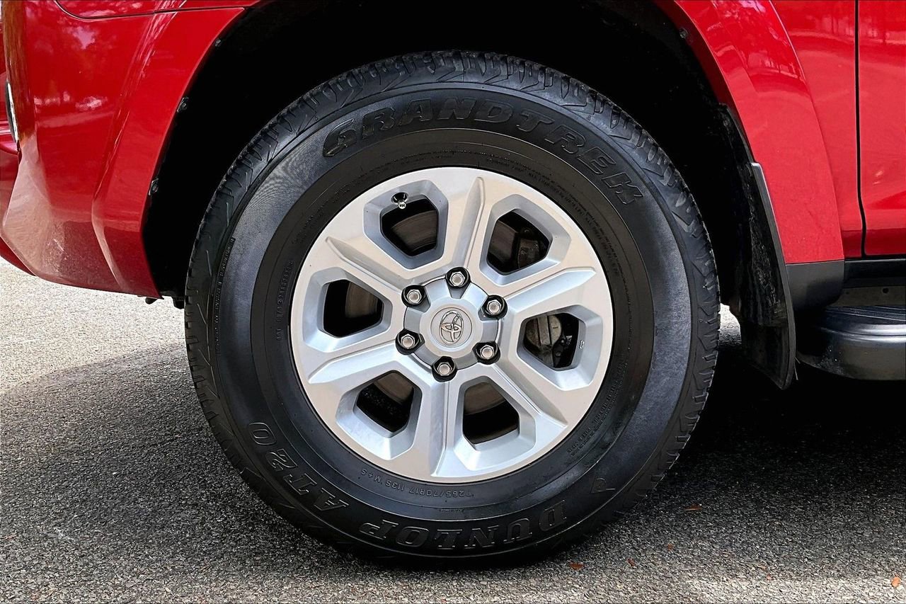 Used 2022 Toyota 4Runner SR5 AWD/4WD image 33
