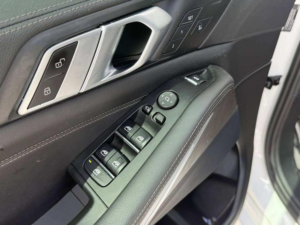 Used 2022 BMW X5 sDrive40i w/ M Sport Package image 11