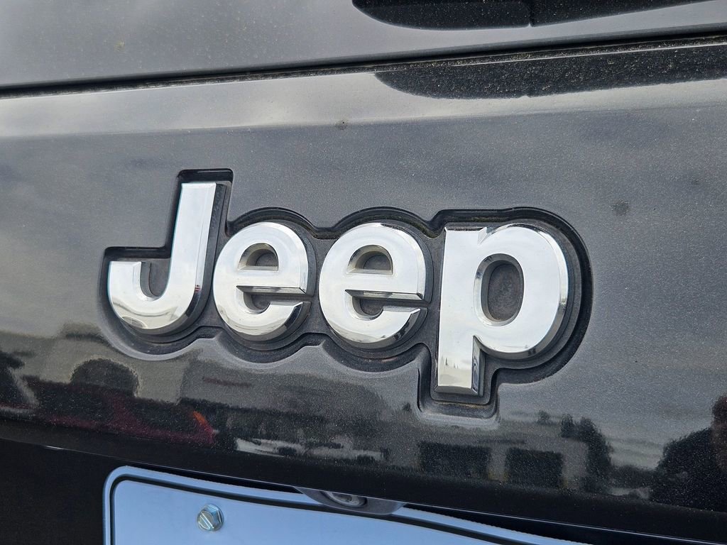 Used 2015 Jeep Grand Cherokee Limited w/ Luxury Group II image 26