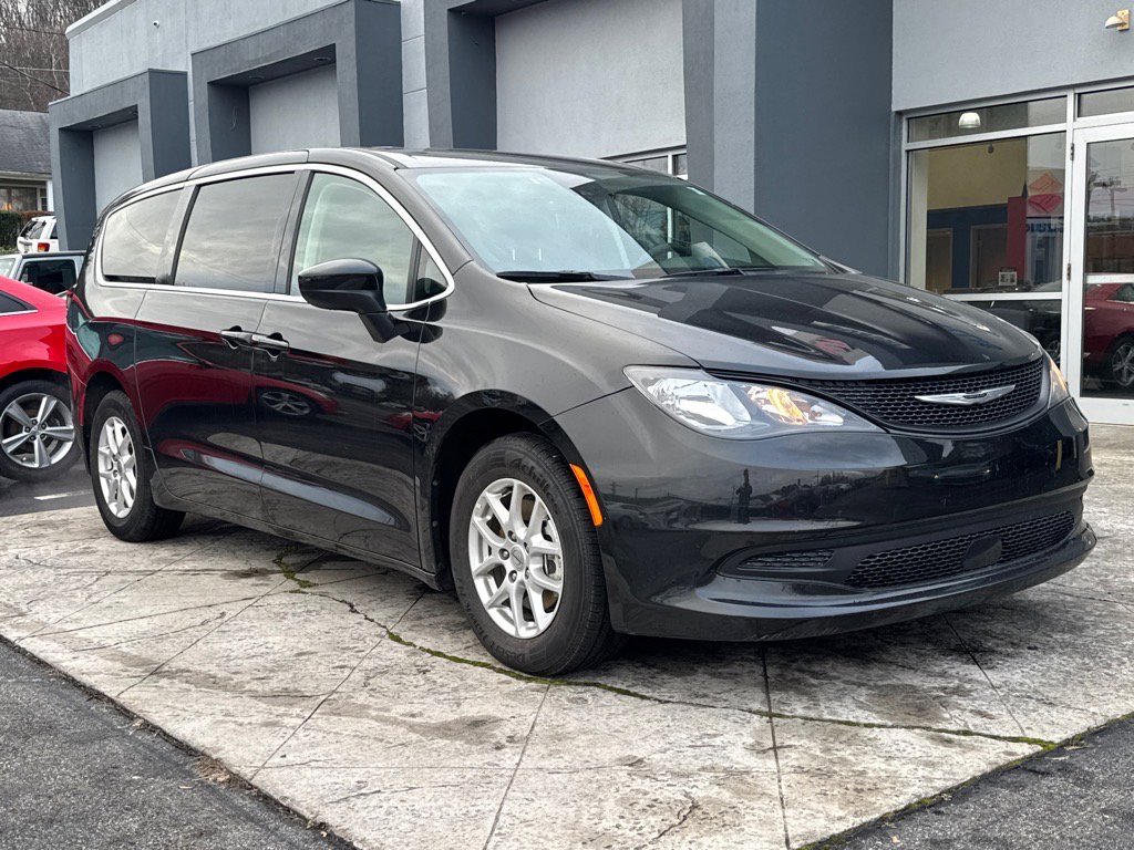 Used 2023 Chrysler Voyager LX image 1