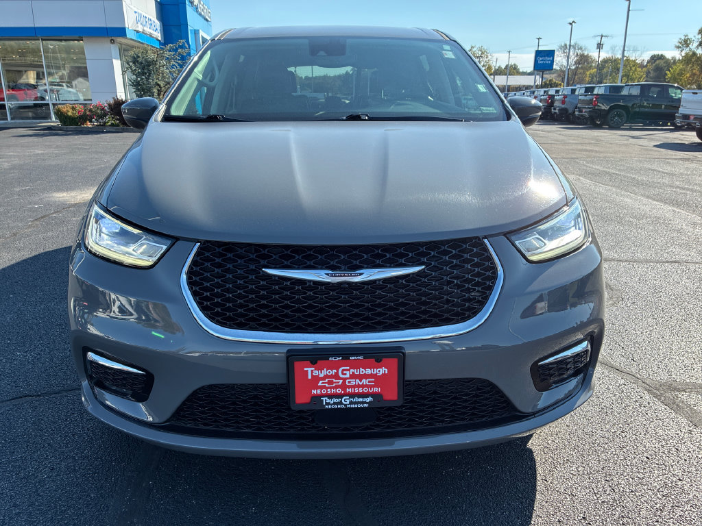 Used 2023 Chrysler Pacifica Touring-L FWD image 3