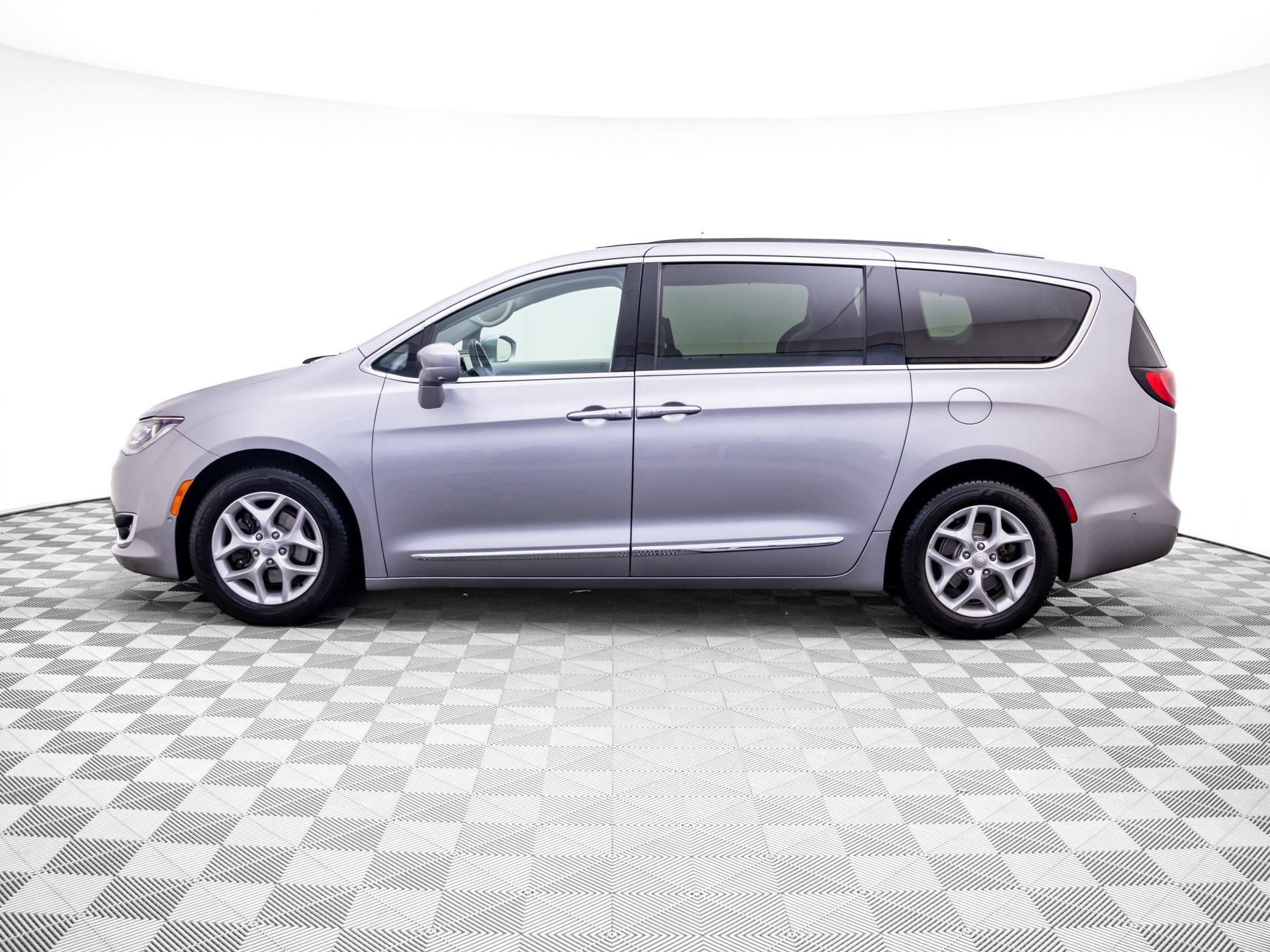 Used 2017 Chrysler Pacifica Touring-L Plus w/ Advanced Safetytec Group FWD video 2