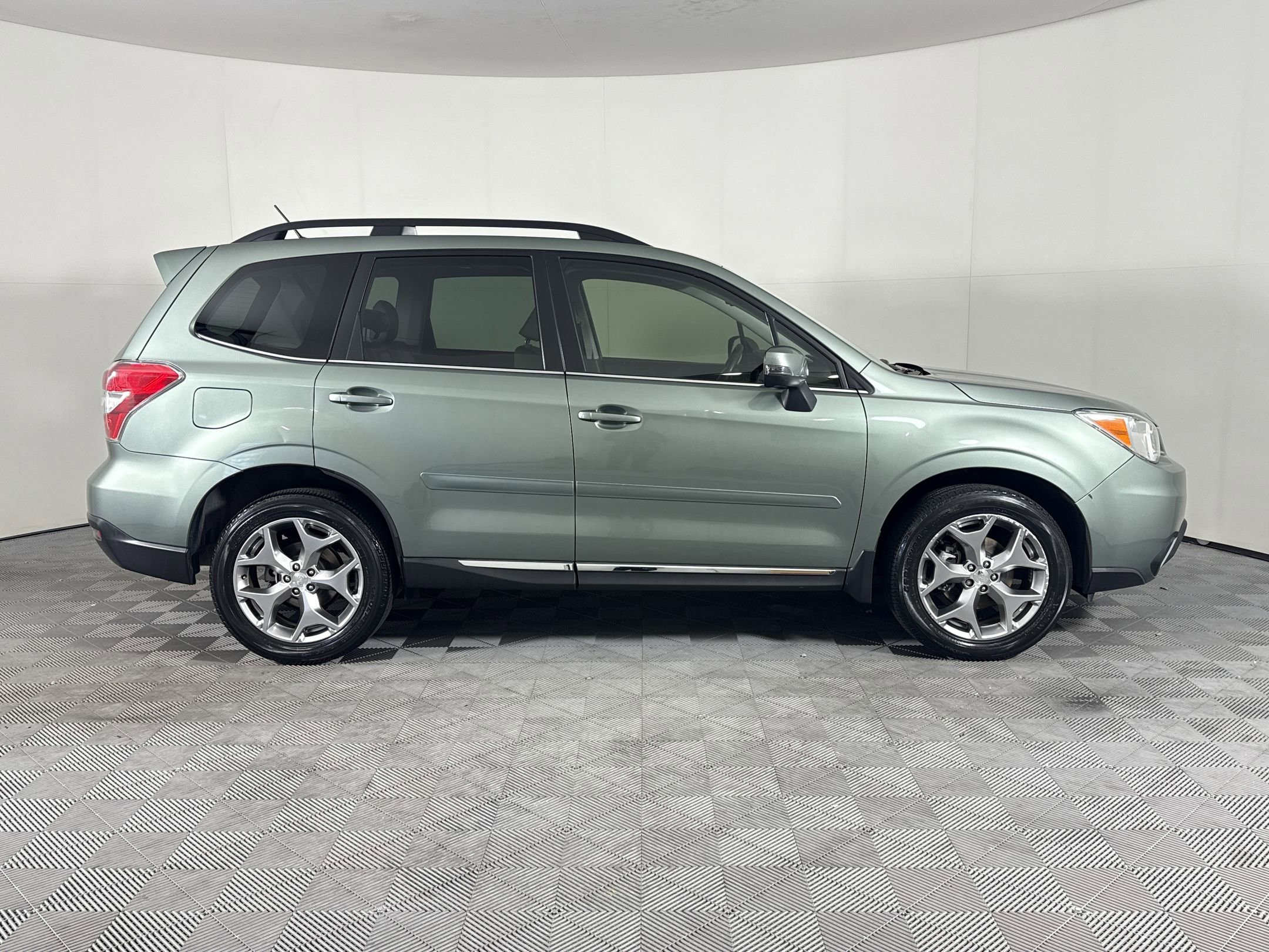 Used 2015 Subaru Forester 2.5i Touring w/ Eyesight & Navigation System AWD/4WD image 8