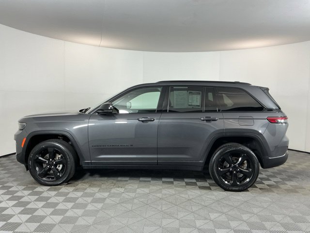 Used 2024 Jeep Grand Cherokee Altitude AWD/4WD image 8