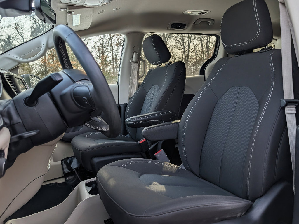 Used 2023 Chrysler Voyager LX image 14