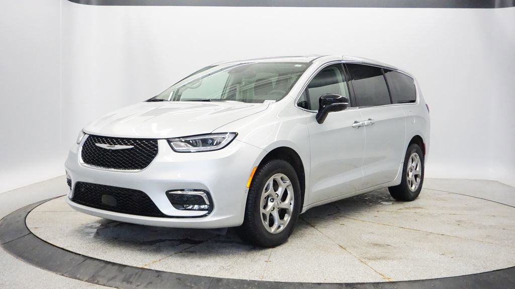 Used 2024 Chrysler Pacifica Limited AWD/4WD image 1