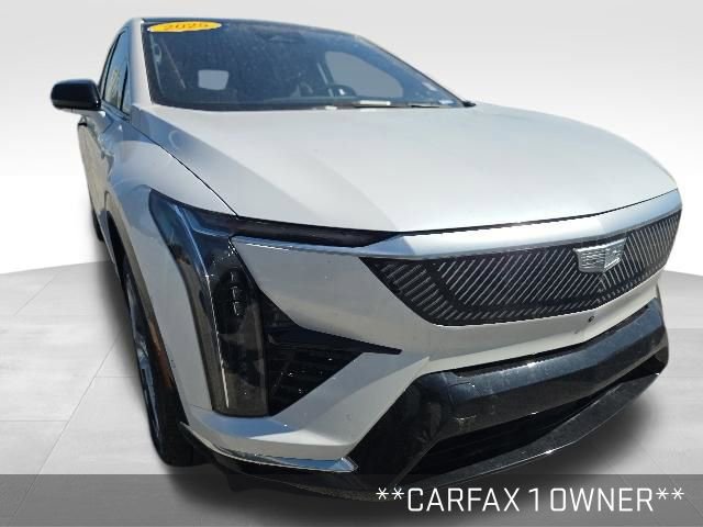 Used 2025 Cadillac Optiq Luxury 2 w/ LPO, Floor Liner Package AWD/4WD image 2