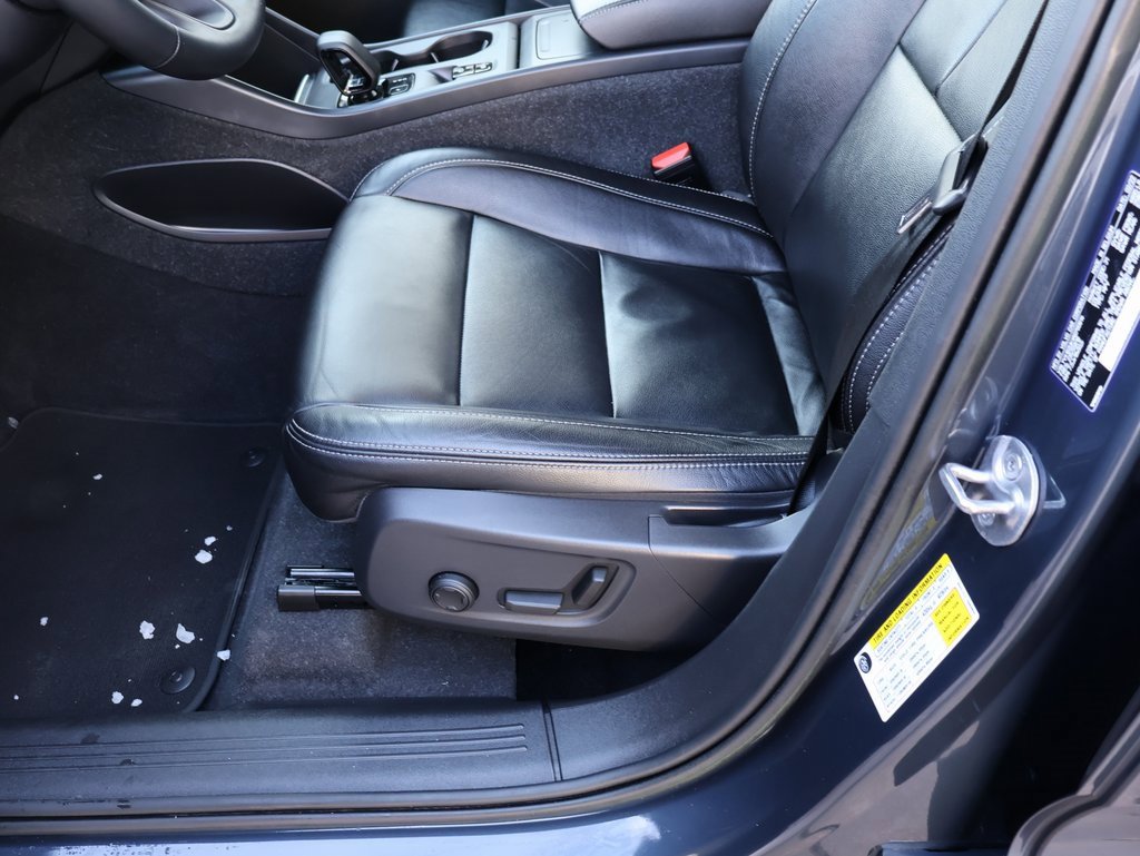 Used 2022 Volvo XC40 T5 Momentum image 41