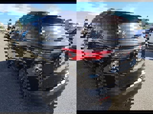 Used 2023 Chevrolet Traverse LT image 4