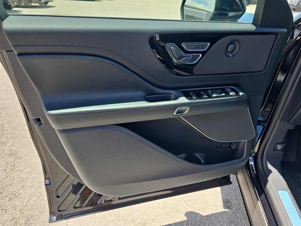 New 2025 Lincoln Aviator 2WD w/ Equipment Group 101A image 17
